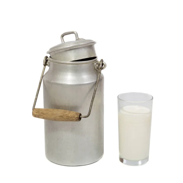 Sklenice čerstvého mléka a mléčné nádoby — Stock fotografie