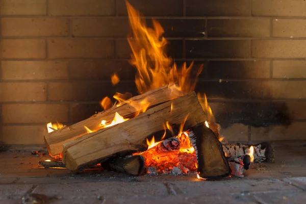 Brandend brandhout in de haard. — Stockfoto