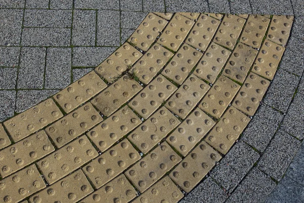 Блочная тактильная тротуарная плитка для слепых инвалидов . — стоковое фото