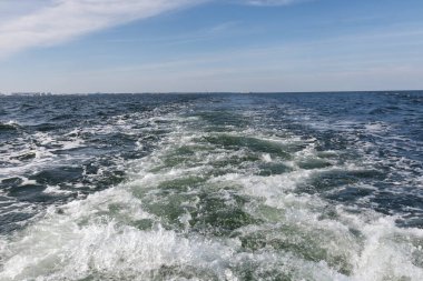 Deniz yüzeyinde gemi izleme