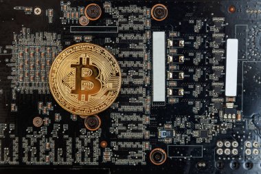 Bitcoinler video kartında, madencilik konseptinde yatar. İnternet bankacılığı ve uluslararası ağ ödemeleri için elektronik sanal para. Kripto para biriminin sembolü