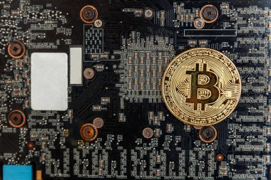 Bitcoinler video kartında, madencilik konseptinde yatar. İnternet bankacılığı ve uluslararası ağ ödemeleri için elektronik sanal para. Kripto para biriminin sembolü