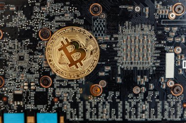 Bitcoinler video kartında, madencilik konseptinde yatar. İnternet bankacılığı ve uluslararası ağ ödemeleri için elektronik sanal para. Kripto para biriminin sembolü