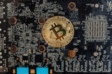 Bitcoinler video kartında, madencilik konseptinde yatar. İnternet bankacılığı ve uluslararası ağ ödemeleri için elektronik sanal para. Kripto para biriminin sembolü