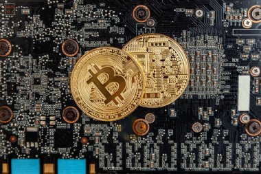 Bitcoinler video kartında, madencilik konseptinde yatar. İnternet bankacılığı ve uluslararası ağ ödemeleri için elektronik sanal para. Kripto para biriminin sembolü