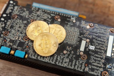Bitcoinler video kartında, madencilik konseptinde yatar. İnternet bankacılığı ve uluslararası ağ ödemeleri için elektronik sanal para. Kripto para biriminin sembolü