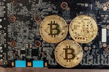 Bitcoinler video kartında, madencilik konseptinde yatar. İnternet bankacılığı ve uluslararası ağ ödemeleri için elektronik sanal para. Kripto para biriminin sembolü