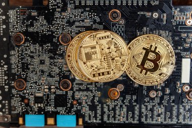 Bitcoinler video kartında, madencilik konseptinde yatar. İnternet bankacılığı ve uluslararası ağ ödemeleri için elektronik sanal para. Kripto para biriminin sembolü