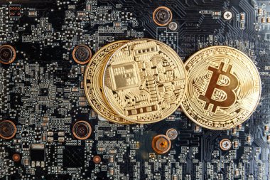 Bitcoinler video kartında, madencilik konseptinde yatar. İnternet bankacılığı ve uluslararası ağ ödemeleri için elektronik sanal para. Kripto para biriminin sembolü