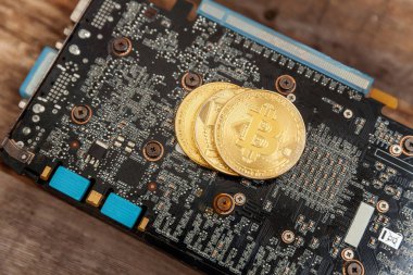 Bitcoinler video kartında, madencilik konseptinde yatar. İnternet bankacılığı ve uluslararası ağ ödemeleri için elektronik sanal para. Kripto para biriminin sembolü