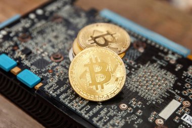 Bitcoinler video kartında, madencilik konseptinde yatar. İnternet bankacılığı ve uluslararası ağ ödemeleri için elektronik sanal para. Kripto para biriminin sembolü