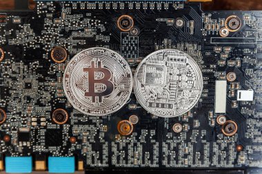 Bitcoinler video kartında, madencilik konseptinde yatar. İnternet bankacılığı ve uluslararası ağ ödemeleri için elektronik sanal para. Kripto para biriminin sembolü