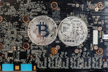 Bitcoinler video kartında, madencilik konseptinde yatar. İnternet bankacılığı ve uluslararası ağ ödemeleri için elektronik sanal para. Kripto para biriminin sembolü