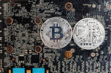 Bitcoinler video kartında, madencilik konseptinde yatar. İnternet bankacılığı ve uluslararası ağ ödemeleri için elektronik sanal para. Kripto para biriminin sembolü