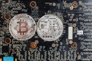Bitcoinler video kartında, madencilik konseptinde yatar. İnternet bankacılığı ve uluslararası ağ ödemeleri için elektronik sanal para. Kripto para biriminin sembolü