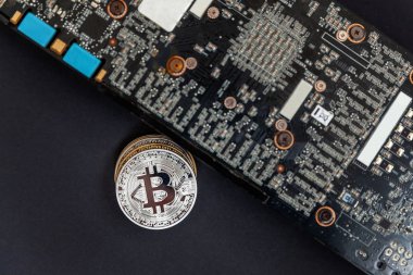 Bitcoinler video kartında, madencilik konseptinde yatar. İnternet bankacılığı ve uluslararası ağ ödemeleri için elektronik sanal para. Kripto para biriminin sembolü