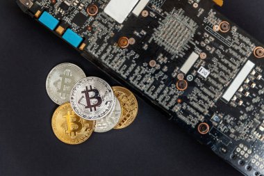 Bitcoinler video kartında, madencilik konseptinde yatar. İnternet bankacılığı ve uluslararası ağ ödemeleri için elektronik sanal para. Kripto para biriminin sembolü