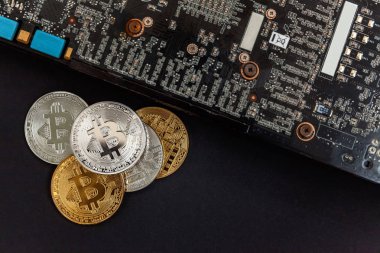 Bitcoinler video kartında, madencilik konseptinde yatar. İnternet bankacılığı ve uluslararası ağ ödemeleri için elektronik sanal para. Kripto para biriminin sembolü