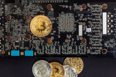 Bitcoinler video kartında, madencilik konseptinde yatar. İnternet bankacılığı ve uluslararası ağ ödemeleri için elektronik sanal para. Kripto para biriminin sembolü