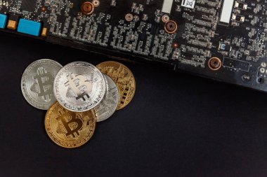 Bitcoinler video kartında, madencilik konseptinde yatar. İnternet bankacılığı ve uluslararası ağ ödemeleri için elektronik sanal para. Kripto para biriminin sembolü