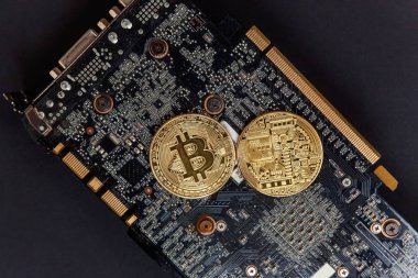 Bitcoinler video kartında, madencilik konseptinde yatar. İnternet bankacılığı ve uluslararası ağ ödemeleri için elektronik sanal para. Kripto para biriminin sembolü
