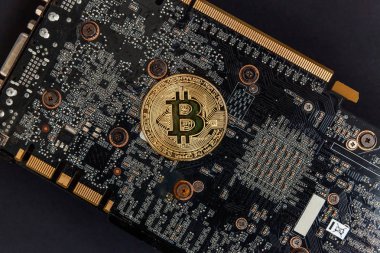 Bitcoinler video kartında, madencilik konseptinde yatar. İnternet bankacılığı ve uluslararası ağ ödemeleri için elektronik sanal para. Kripto para biriminin sembolü
