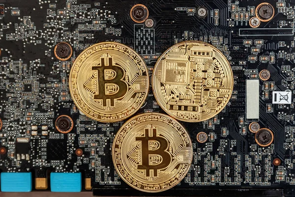 Bitcoinler video kartında, madencilik konseptinde yatar. İnternet bankacılığı ve uluslararası ağ ödemeleri için elektronik sanal para. Kripto para biriminin sembolü