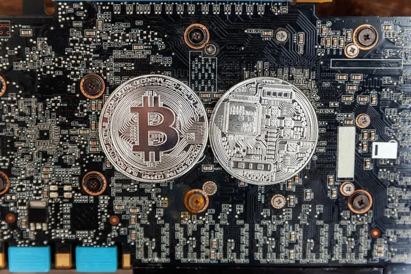 Bitcoinler video kartında, madencilik konseptinde yatar. İnternet bankacılığı ve uluslararası ağ ödemeleri için elektronik sanal para. Kripto para biriminin sembolü