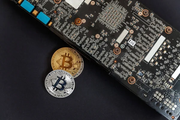 Bitcoinler video kartında, madencilik konseptinde yatar. İnternet bankacılığı ve uluslararası ağ ödemeleri için elektronik sanal para. Kripto para biriminin sembolü