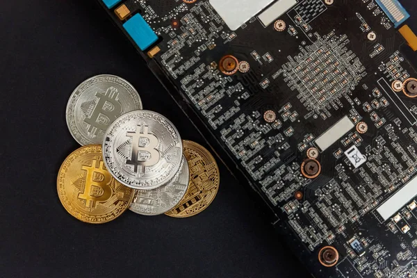 Bitcoins Ligger Grafikkortet Begreppet Gruvdrift Elektroniska Virtuella Pengar För Webbbank — Stockfoto
