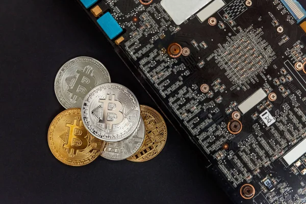 Bitcoinler video kartında, madencilik konseptinde yatar. İnternet bankacılığı ve uluslararası ağ ödemeleri için elektronik sanal para. Kripto para biriminin sembolü