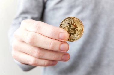 Cryptocurrency altın bitcoin jeton adam elinde. Bankacılık web ve uluslararası ağ ödeme elektronik sanal para. Kripto para birimi sembolü