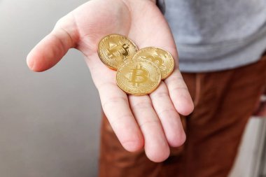 Adam elinde altın bitcoins para Cryptocurrency. Bankacılık web ve uluslararası ağ ödeme elektronik sanal para. Kripto para birimi sembolü