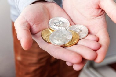 Altın ve gümüş bitcoins adam elinde para Cryptocurrency. Bankacılık web ve uluslararası ağ ödeme elektronik sanal para. Kripto para birimi sembolü