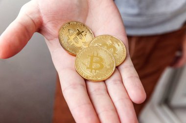 Adam elinde altın bitcoins para Cryptocurrency. Bankacılık web ve uluslararası ağ ödeme elektronik sanal para. Kripto para birimi sembolü