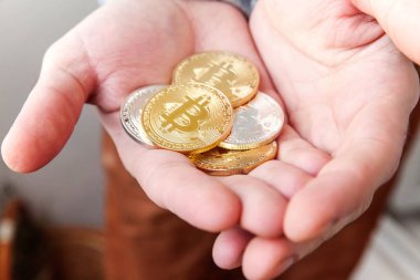 Altın ve gümüş bitcoins adam elinde para Cryptocurrency. Bankacılık web ve uluslararası ağ ödeme elektronik sanal para. Kripto para birimi sembolü