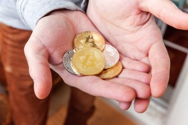 Altın ve gümüş bitcoins adam elinde para Cryptocurrency. Bankacılık web ve uluslararası ağ ödeme elektronik sanal para. Kripto para birimi sembolü