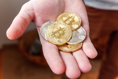 Altın ve gümüş bitcoins adam elinde para Cryptocurrency. Bankacılık web ve uluslararası ağ ödeme elektronik sanal para. Kripto para birimi sembolü