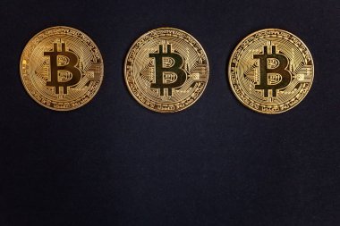 Siyah zemin üzerine altın bitcoins. Bankacılık web ve uluslararası ağ ödeme elektronik sanal para. Kripto para birimi sembolü