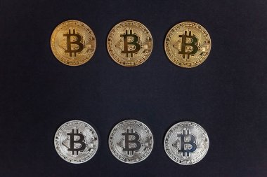 Siyah zemin üzerine altın ve gümüş bitcoins. Bankacılık web ve uluslararası ağ ödeme elektronik sanal para. Kripto para birimi sembolü