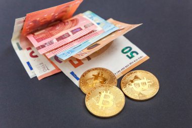 Bitcoin, yeni sanal para fiziksel sürümü. Bitcoins Euro banknot üzerinde altın sembolik sikkeleri. Exchange bitcoin. Kavram dünya çapında cryptocurrency.