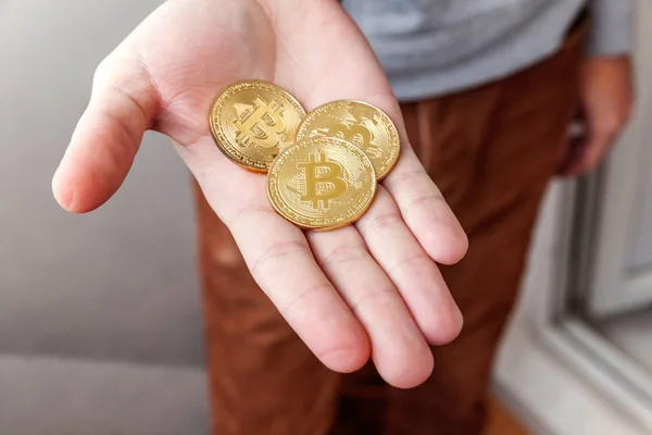 Κρυπτονόμισμα Bitcoins Χρυσό Κέρμα Στο Χέρι Του Ανθρώπου Ηλεκτρονική Εικονικά — Φωτογραφία Αρχείου