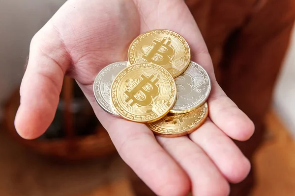 Altın ve gümüş bitcoins adam elinde para Cryptocurrency. Bankacılık web ve uluslararası ağ ödeme elektronik sanal para. Kripto para birimi sembolü