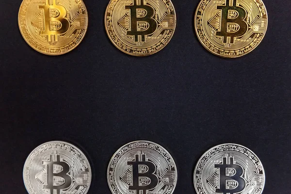 Ασημένια Και Χρυσά Bitcoins Μαύρο Φόντο Ηλεκτρονική Εικονικά Χρήματα Για — Φωτογραφία Αρχείου