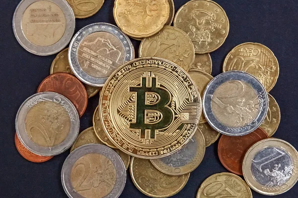 Φυσική Έκδοση Των Bitcoins Νέα Εικονικά Χρήματα Χρυσά Νομίσματα Συμβολική — Φωτογραφία Αρχείου