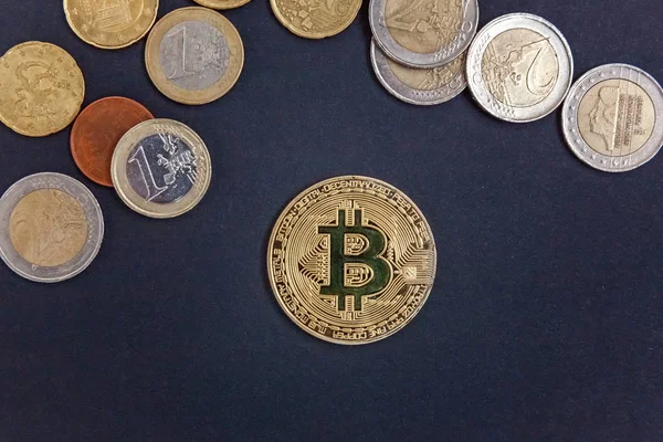Φυσική Έκδοση Των Bitcoins Νέα Εικονικά Χρήματα Χρυσά Νομίσματα Συμβολική — Φωτογραφία Αρχείου