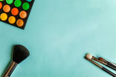 Renkli kozmetik mavi çalışma alanı üzerinde. «Ana sayfa» görünümü ve pitoresk
