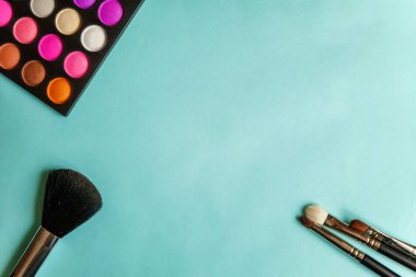 Renkli kozmetik mavi çalışma alanı üzerinde. «Ana sayfa» görünümü ve pitoresk