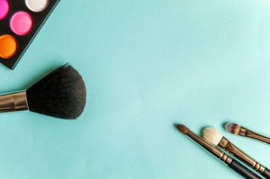 Renkli kozmetik mavi çalışma alanı üzerinde. «Ana sayfa» görünümü ve pitoresk