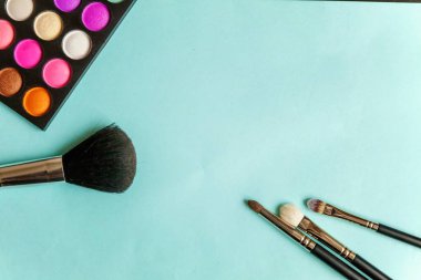 Renkli kozmetik mavi çalışma alanı üzerinde. «Ana sayfa» görünümü ve pitoresk